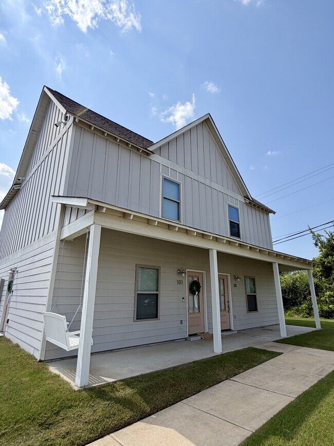 Building Photo - 100 A