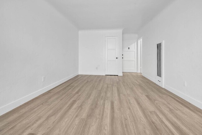 Building Photo - Newly Renovated Studio on 2nd Street- Alamitos Beach