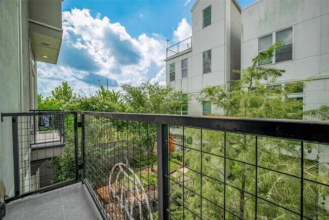 Building Photo - 5837 E Post Oak Ln