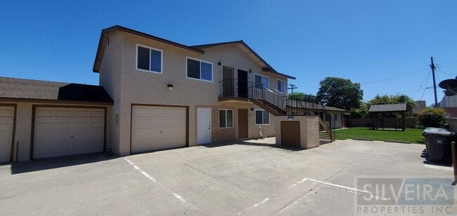 Building Photo - Comfortable upstairs apartment space
