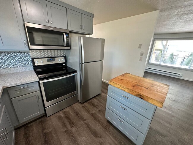 Building Photo - upgraded 2 bedroom 1 bath condo in downtow...