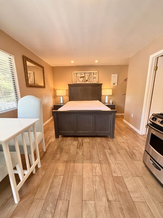 Building Photo - Charming 1 Bed 1 Bath Studio Available 6/1/26!!