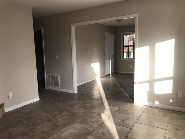 Building Photo - 150 Forest Pl