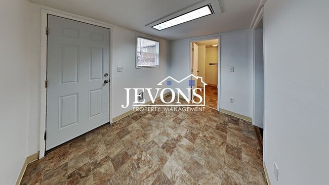 Building Photo - Two-story home in a walkable location, just minutes from Yakima Valley College, featuring long dr...