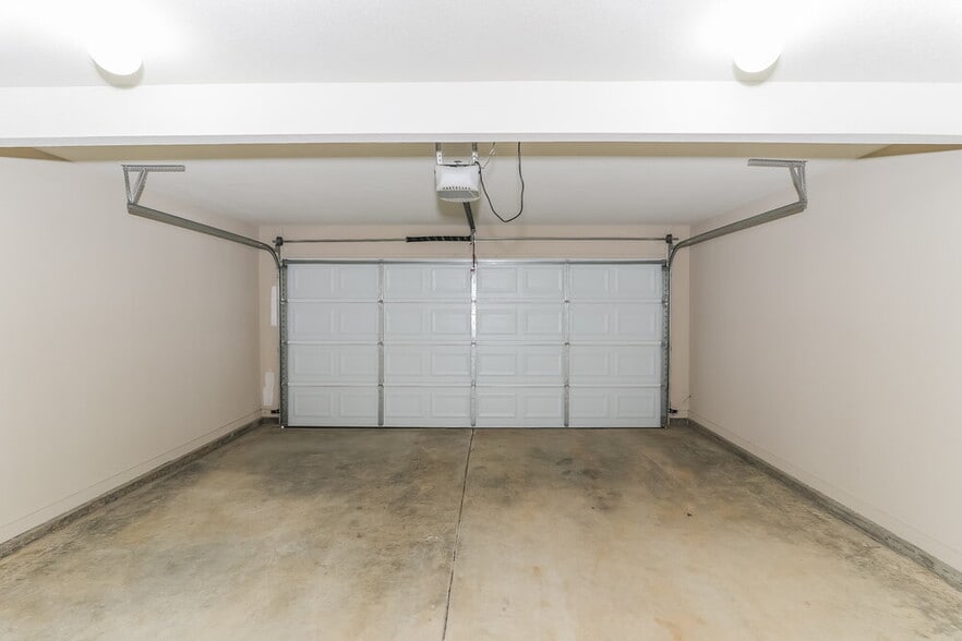 Building Photo - 7911 Hemlock Dr