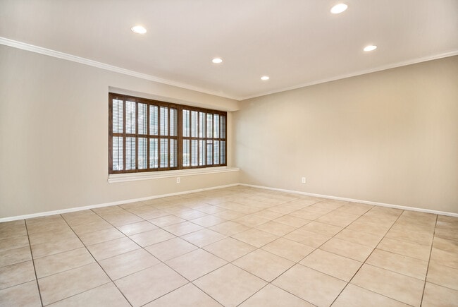 Building Photo - Live by the Lakeside -  Upgraded Spacious TOWNHOME in Lakeside Park