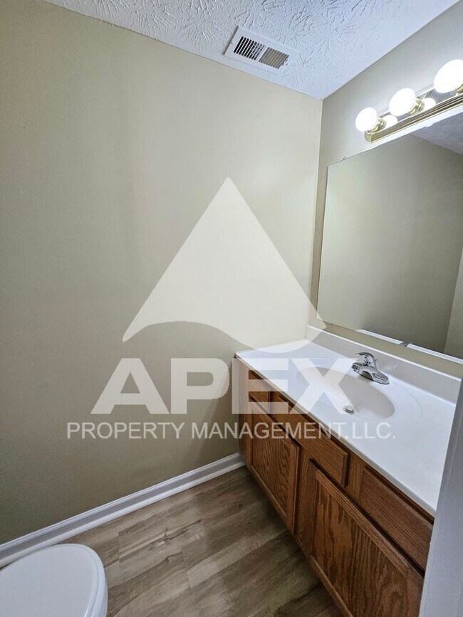 Building Photo - MOVE-IN SPECIAL,NO RENT TIL JUNE 1ST! - Nice 2 Bd | 1.5 Ba Townhouse in West Knox Condo Community!