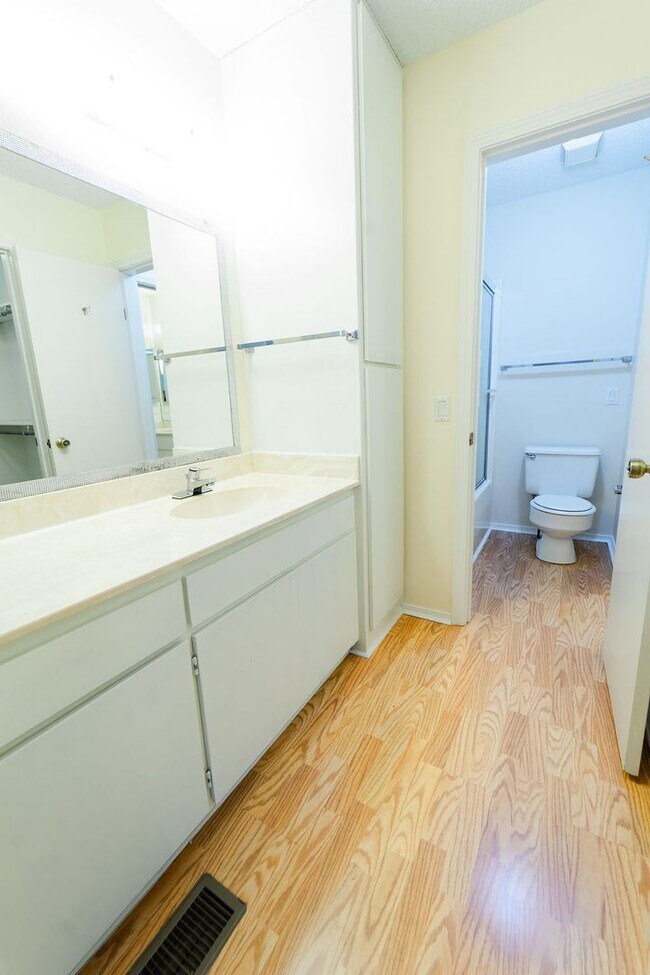 Building Photo - This darling 2 bedroom, 1.5 bath townhome is perfect for low maintenance, one level living! With ...