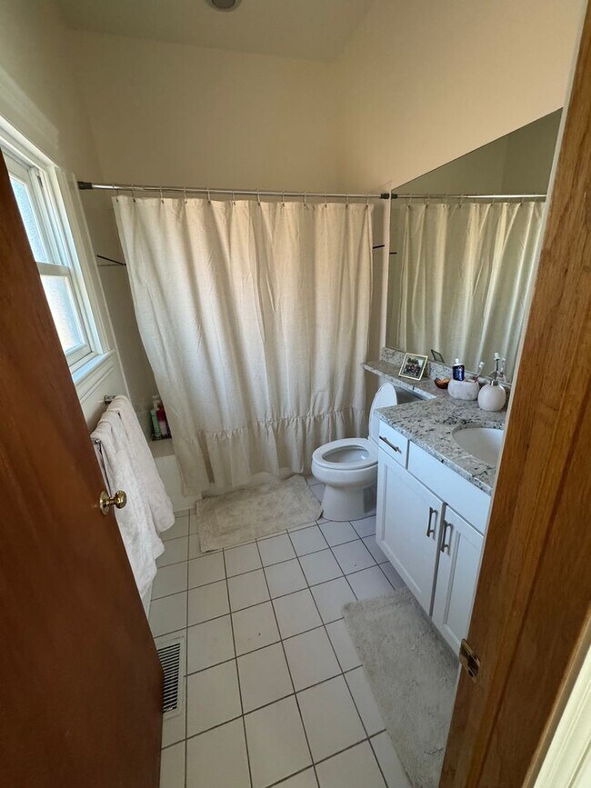 Building Photo - 4 Bedroom, 3 Bathroom Impressive Lincoln Park Duplex