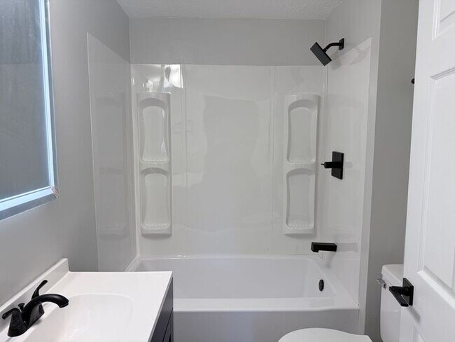 Building Photo - $100 DEPOSIT SPECIAL!! START YOUR LEASE BY JAN 1ST!!