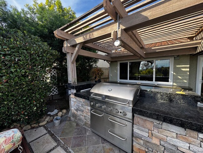 Building Photo - Stunning Mission Viejo home with a View