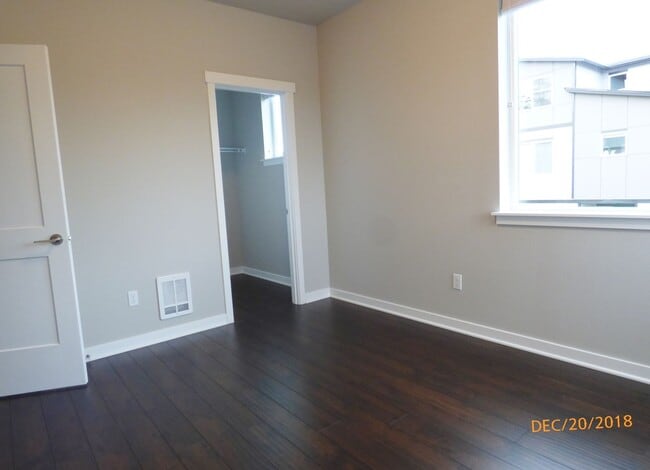 Building Photo - 2bd/2.75ba Lynnwood Townhome