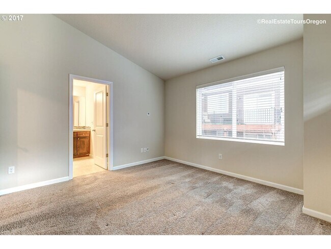 Building Photo - Great 3 Bedroom 2.5 Bathroom Townhouse End Unit!  2 Car Garage  + Washer & Dryer! Near Nike, Inte...