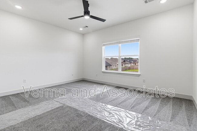 Building Photo - 920 Trestle Ln