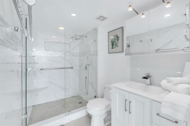 Building Photo - 1155 Brickell Bay Dr