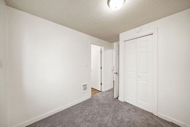 Building Photo - FIRST MONTHS RENT FREE! 2 bedroom 1 bath!!