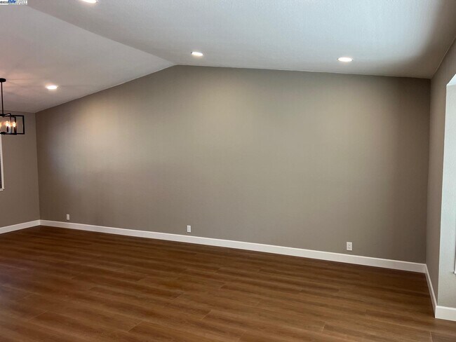 Building Photo - 4919 Mohr Ave