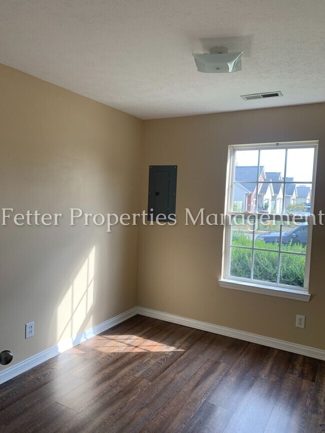 Building Photo - Dazzling Newburgh Home!