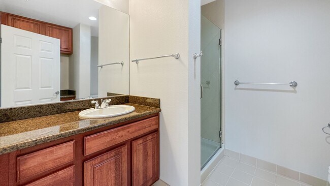 Building Photo - Major renovations and very well kept 3-Bedroom Apartment!