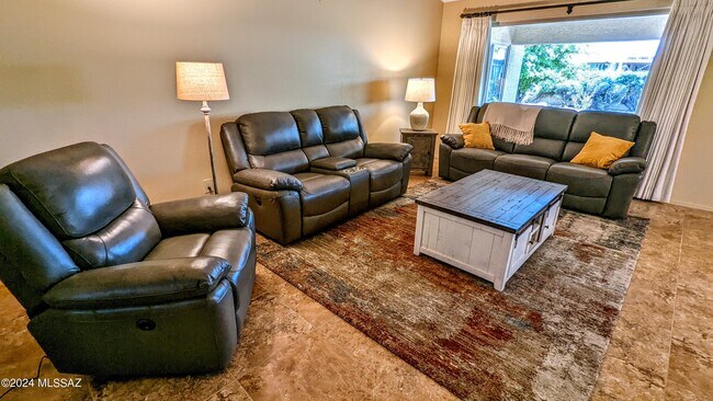 Building Photo - 38135 S Rolling Hills Dr