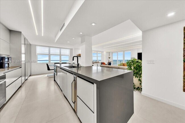 Building Photo - 1147 Hillsboro Mile