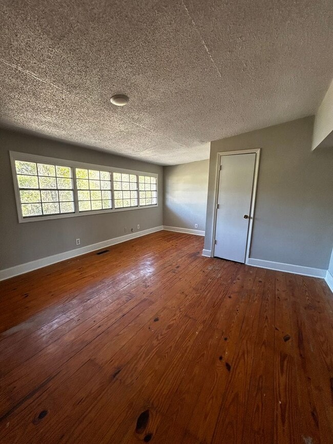 Building Photo - Spacious 4 bed, 2 bath home! Located minut...