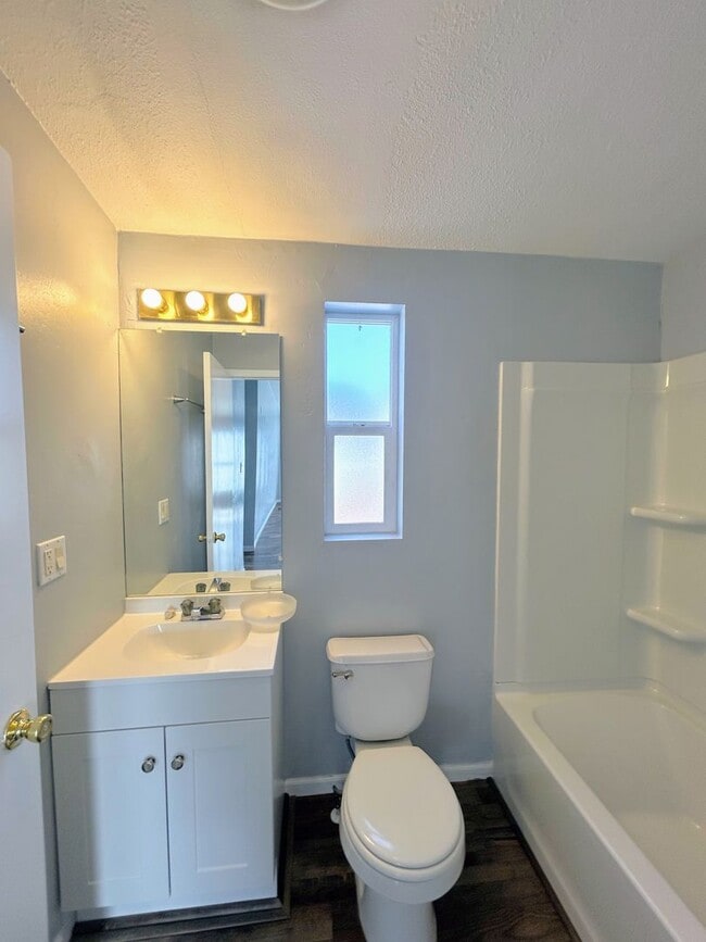 Building Photo - Centrally Located