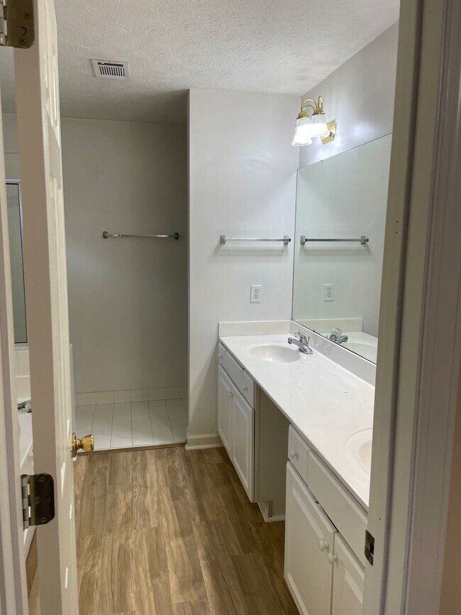 Building Photo - 618 Ridge Park Dr