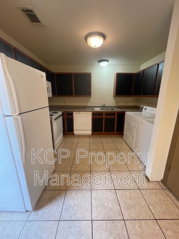 Building Photo - 3210 Phoenix Ave