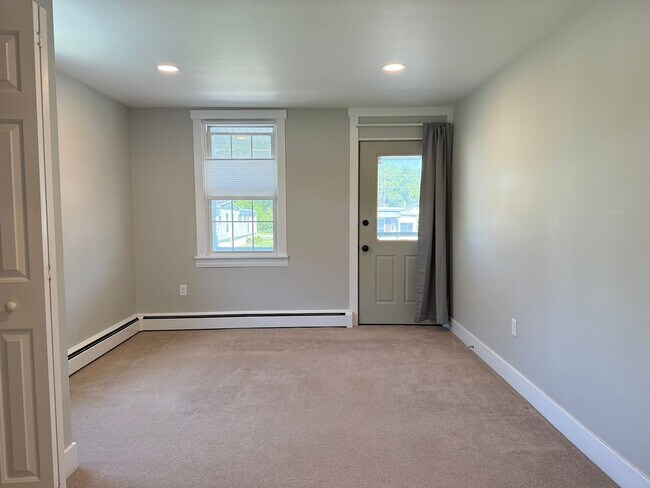 Building Photo - 147 Manheim St