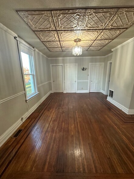 Building Photo - 227 E Walnut St