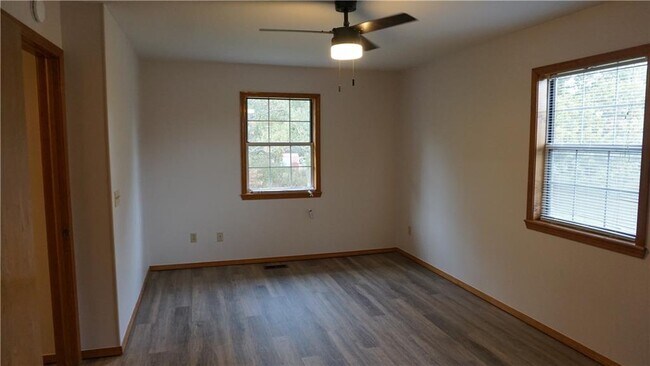 Building Photo - 107 N Elm Springs Rd