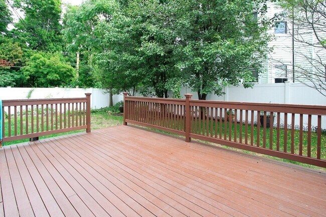 Building Photo - 6 Adams St