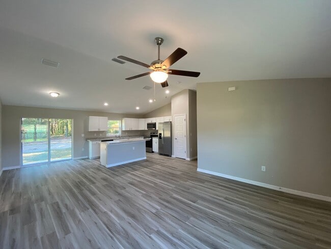 Building Photo - Custom Home - Desirable SE Ocala Neighborhood 3/2/2 **Won't Last**