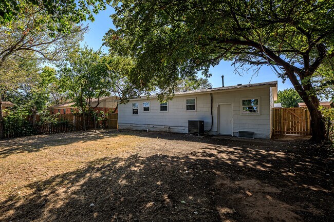 Building Photo - 910 SW 37th St