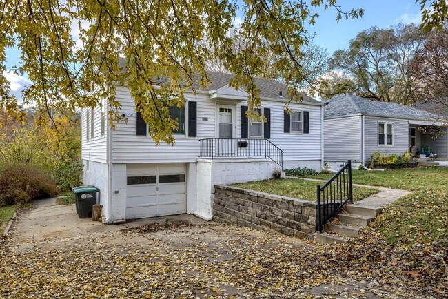 Building Photo - Charming 2 Bedroom With Spacious Living In Benson!!