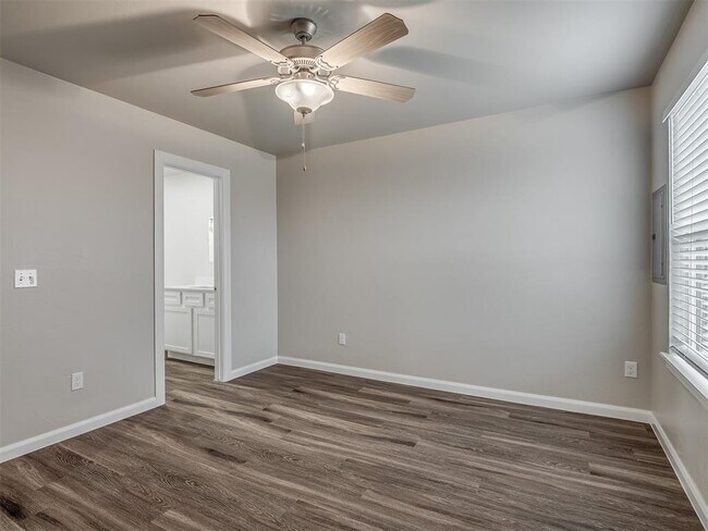 Building Photo - 206 Gray St