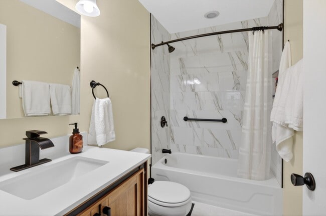 Building Photo - 462 Worthington Rd