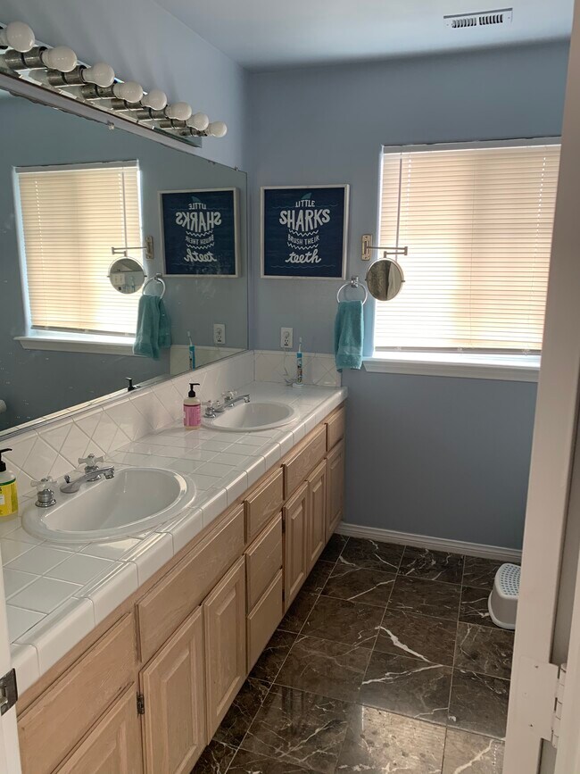 Building Photo - 2224 Ruhland Ave