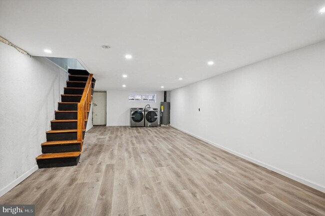 Building Photo - 547 S Yewdall St