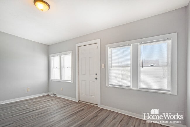 Building Photo - Adorable 2 Bedroom Home