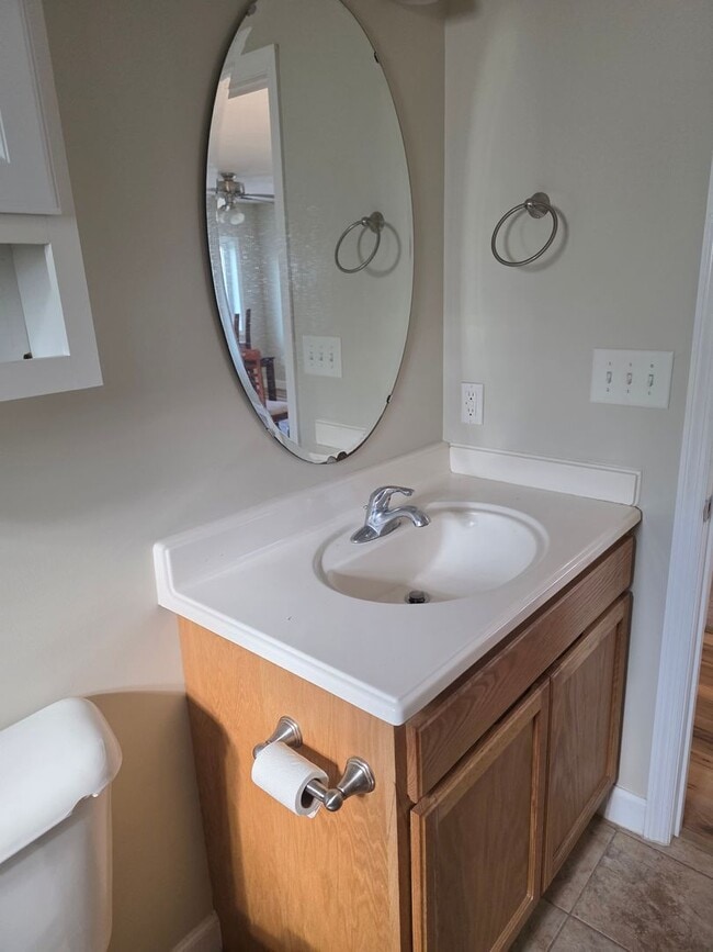 Building Photo - Very nice cute little house. 2 bedroom, 1 bath