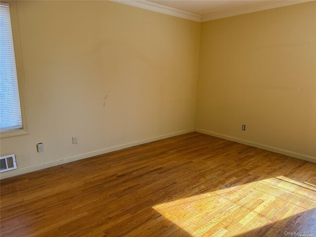 Building Photo - 11 Syosset Cir