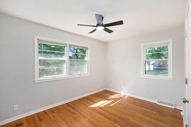 Building Photo - Move in Special!! Beautiful 3BR/2BA w/ Garage & Fenced Yard