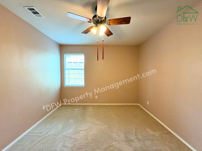 Building Photo - Elegant and Spacious 5-Bedroom Home for Lease in Fort Worth