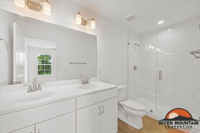 Building Photo - Well-Located Townhome with Private Off-Street Parking