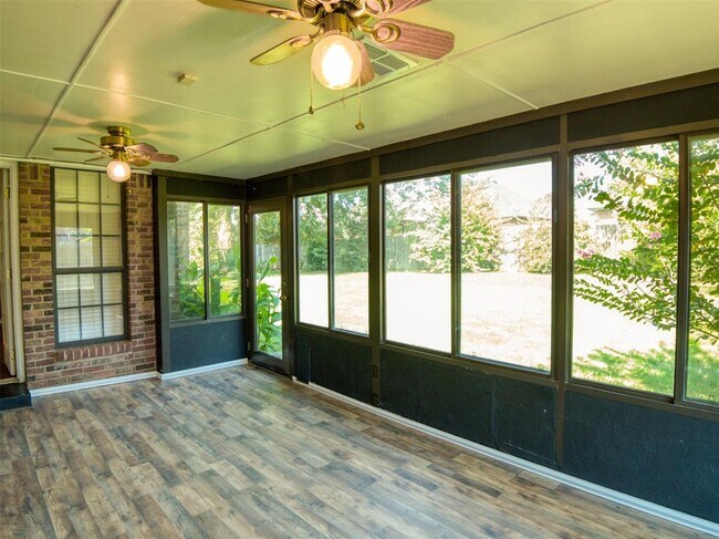 Building Photo - 1828 Honeysuckle Ln