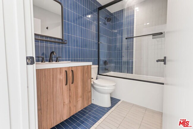 Building Photo - 803 N Harvard Blvd