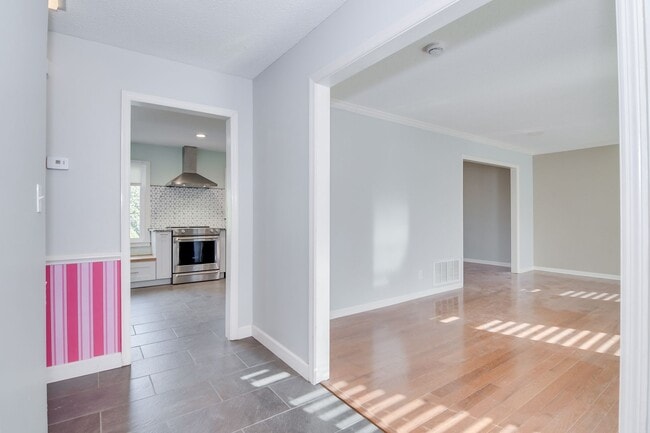 Building Photo - Great Location 4 Bedroom