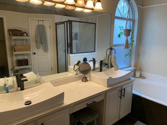 Master Bath - 3826 Tavern Oaks